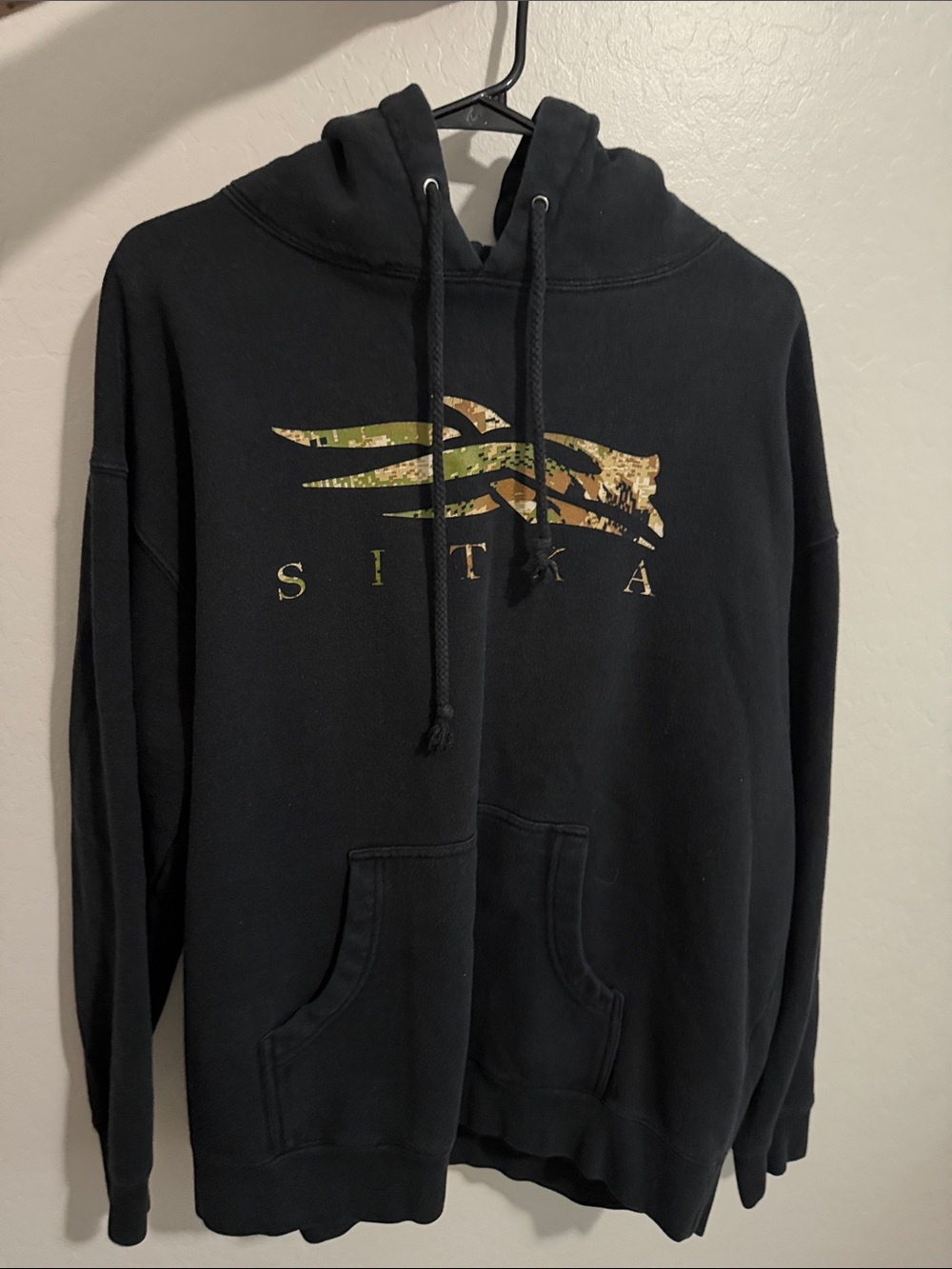 Sitka Men's Black Pullover Hoodie with Camo Logo
